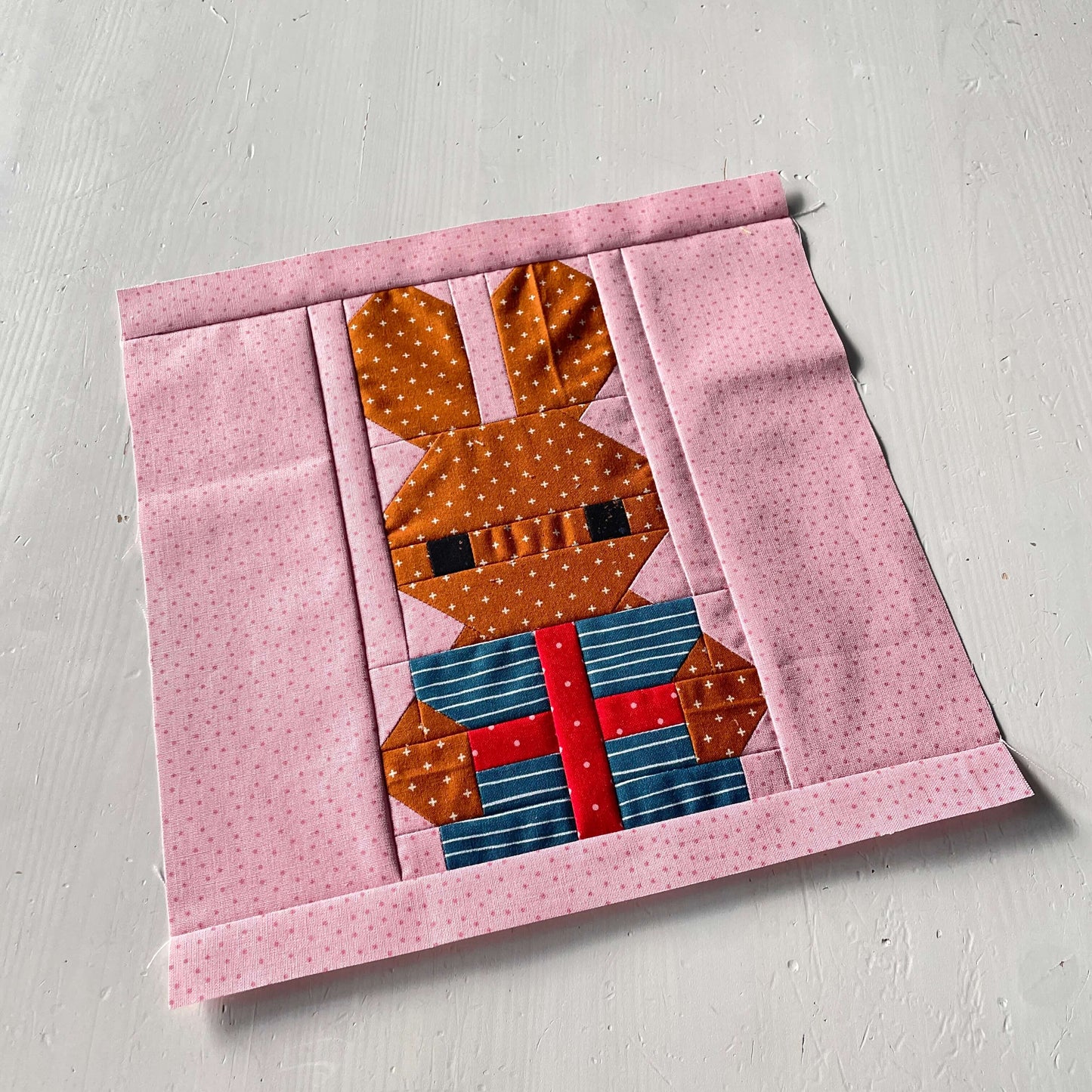 Hase mit Geschenk – PDF Quilt Block Anleitung