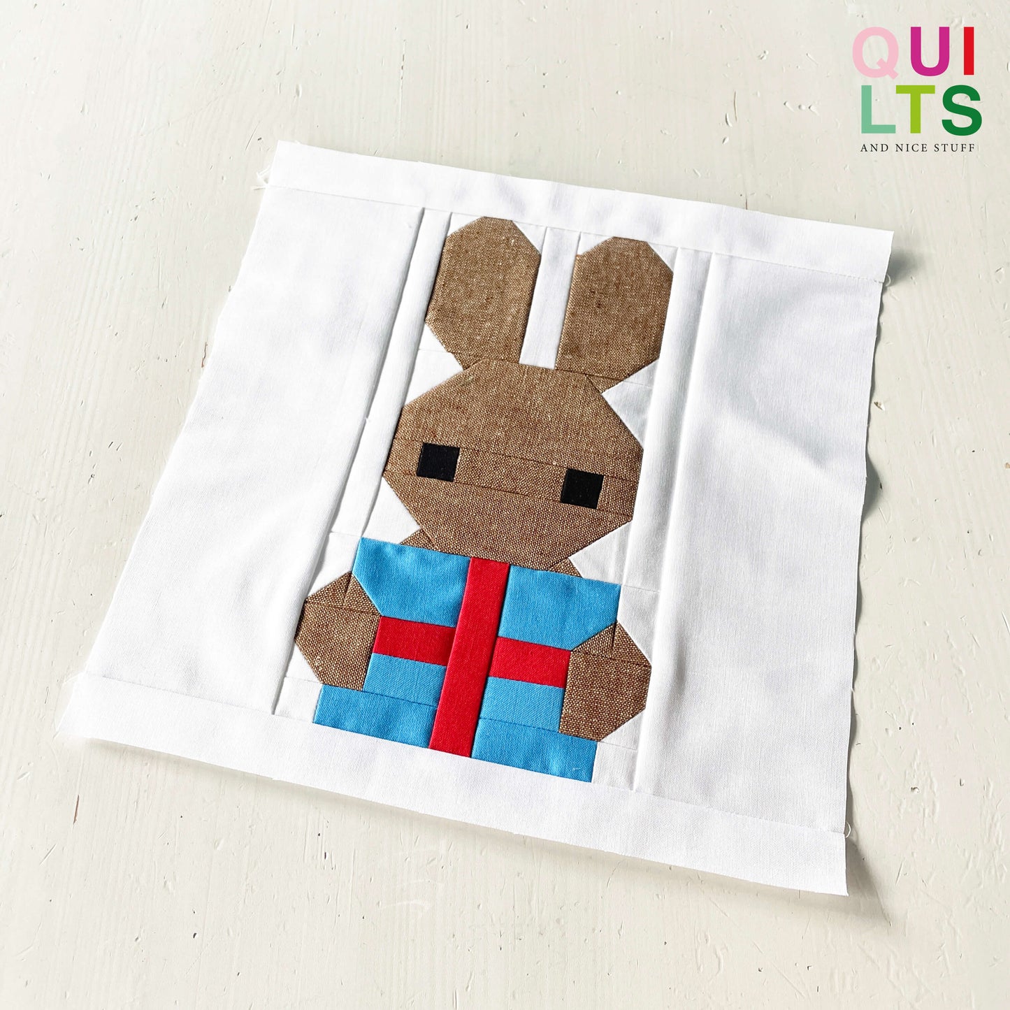Hase mit Geschenk – PDF Quilt Block Anleitung