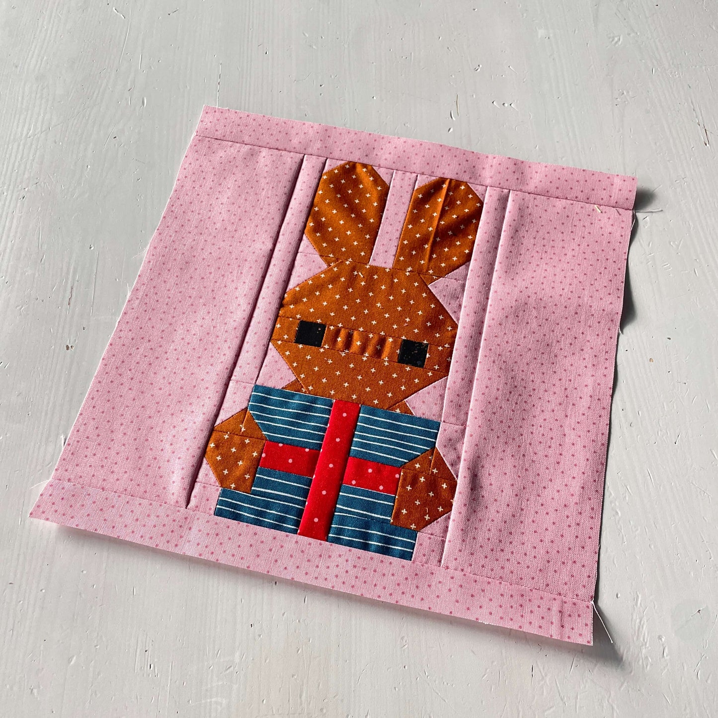 Hase mit Geschenk – PDF Quilt Block Anleitung