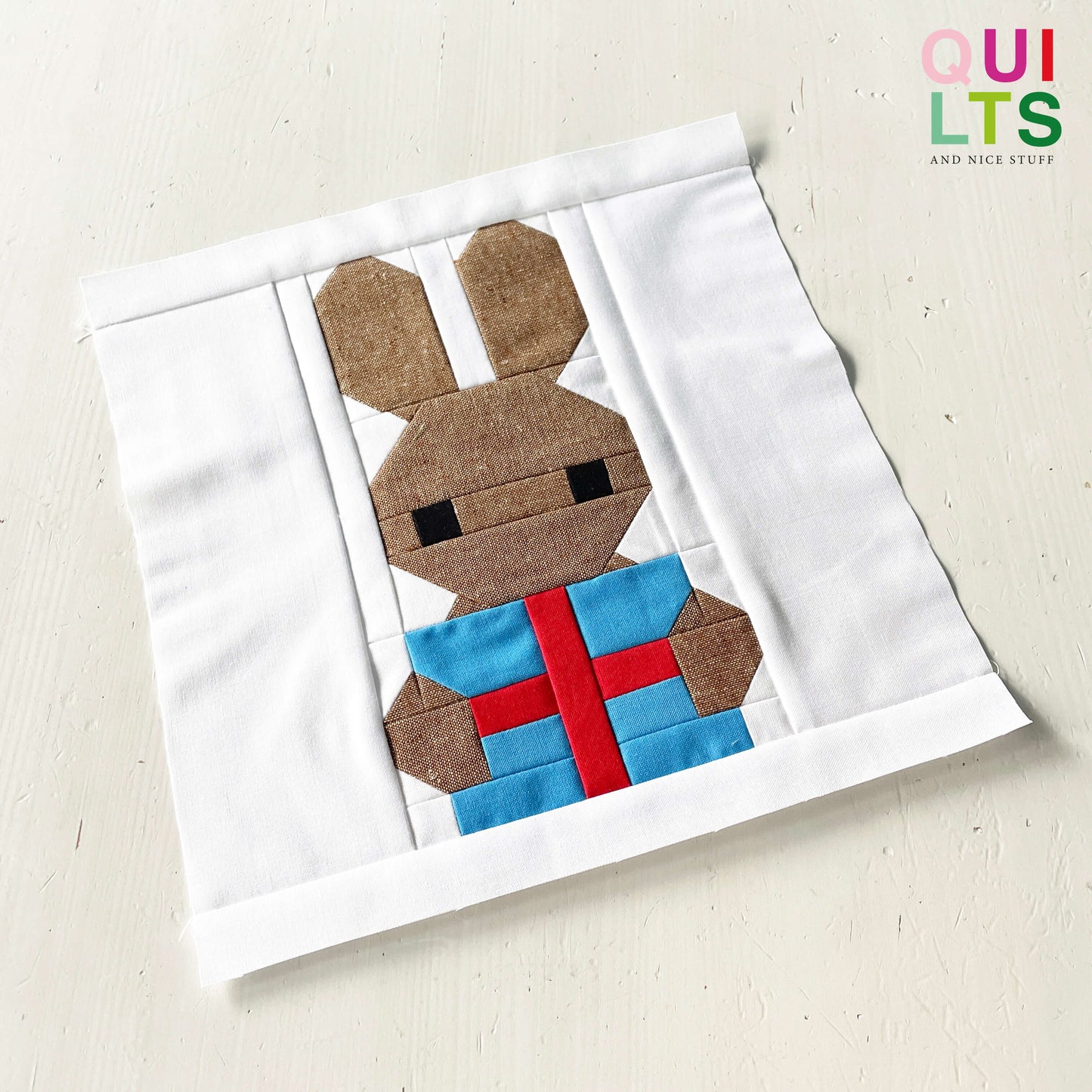Hase mit Geschenk – PDF Quilt Block Anleitung