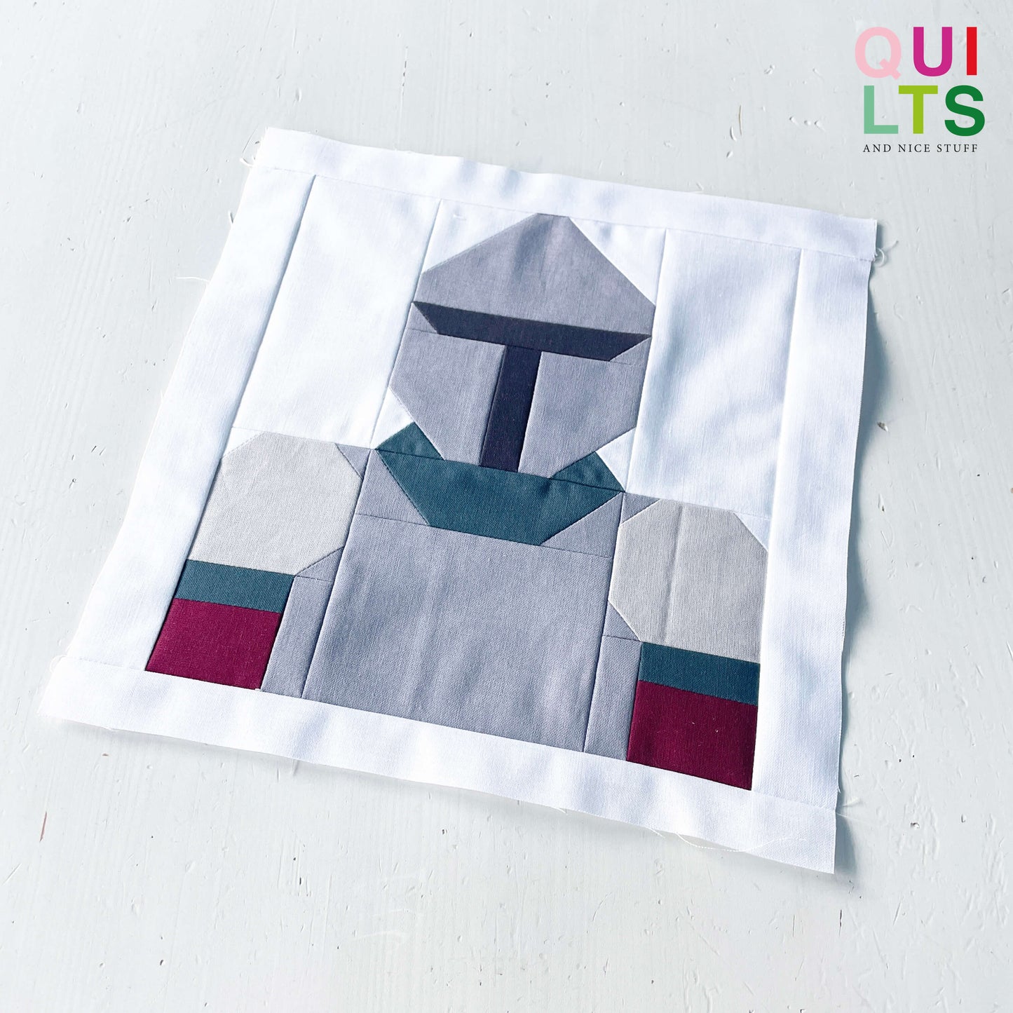 Knight with closed Visor – PDF Quilt Block Pattern