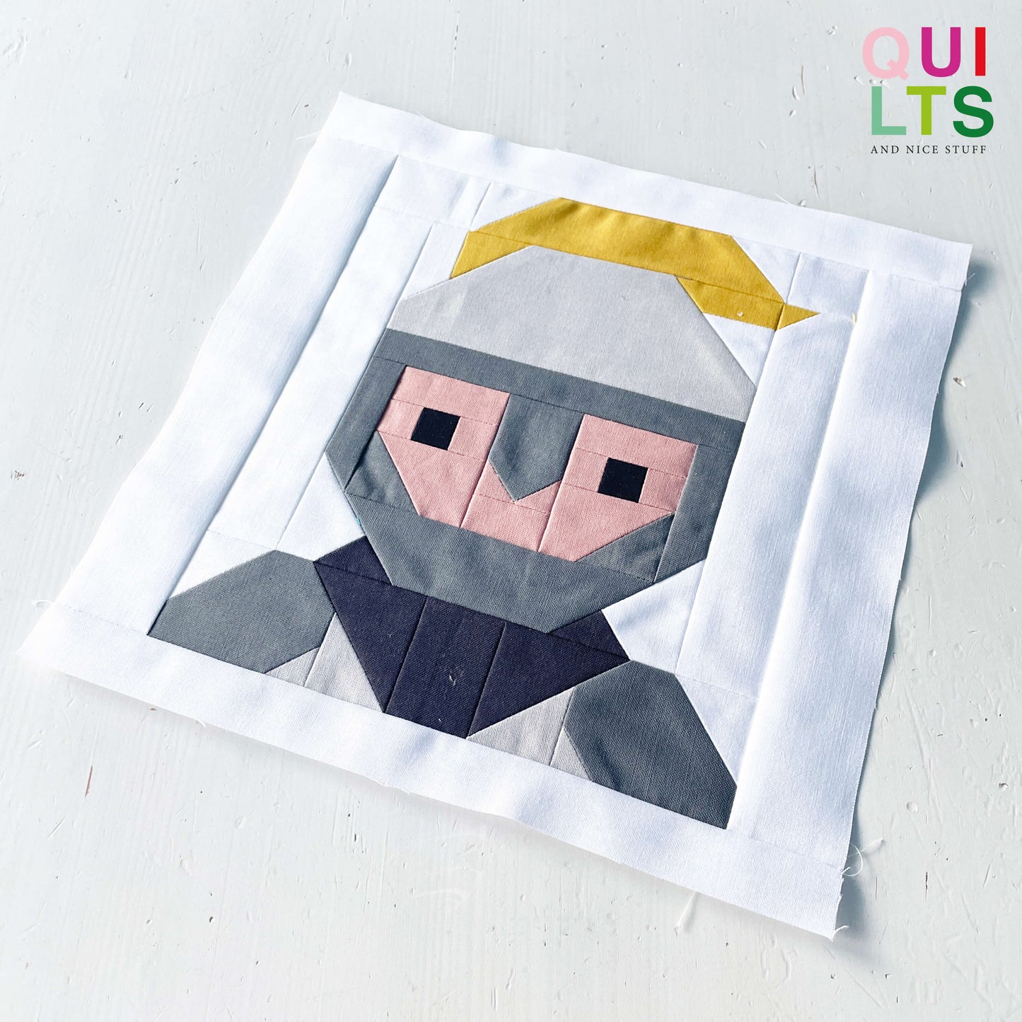 Knight with helmet – PDF Quilt Block Pattern